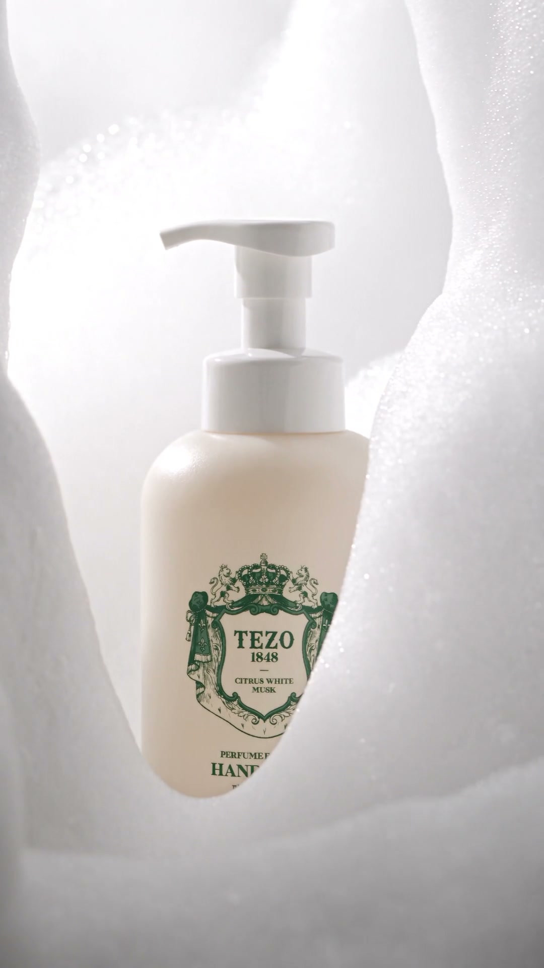 화이트 패브릭과 거품 사이의 TEZO 1848 핸드워시